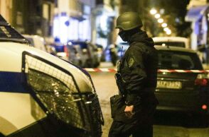 Σε συνολικά 10 συλλήψεις προχώρησε η Αντιτρομοκρατική γύρω από τις βομβιστικές επιθέσεις - Συνδέονται με τον φάκελο που εστάλη στο εφετείο Θεσσαλονίκης.