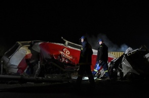 Στιγμιότυπο από τον τόπο του πολύνεκρου σιδηροδρομικού δυστυχήματος στα Τέμπη