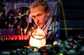 Ο Αλεξέι Ναβάλνι σε πορτρέτο και μπροστά ένα κερί