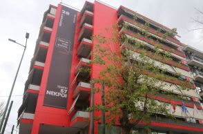 ΣΥΡΙΖΑ: Πανό που γράφει «Πάρε όταν φτάσεις, Τέμπη, 57 νεκροί», αναρτήθηκε στην Κουμουνδούρου - Κυβερνητικές αντιδράσεις.