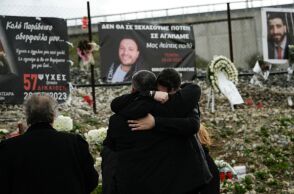 Τέμπη: Σε κλίμα οδύνης το ετήσιο μνημόσυνο για τους 57 νεκρούς - Λουλούδια, κεριά και δάκρυα στο σημείο του δυστυχήματος.