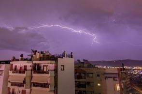 Κεραυνοί στον ουρανό πάνω από πολυκατοικίες