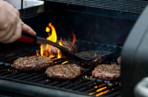 Τσικνοπέμπτη: Ποια είναι η γιορτή της κρεατοφαγίας - Τα έθιμα