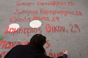 Έσβησαν μέσα στη νύχτα τα ονόματα των θυμάτων από το Σύνταγμα