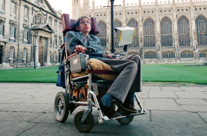 Στίβεν Χόκινγκ: Η ζωή του θεωρητικού φυσικού και κοσμολόγου που έπασχε από τη νόσο του κινητικού νευρώνα και έφυγε από τη ζωή στις 14 Μαρτίου 2018.