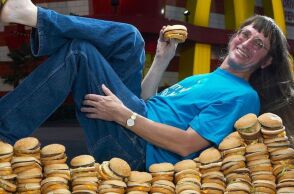 70χρονος Αμερικανός επέκτεινε το ρεκόρ για τα περισσότερα Big Mac που καταναλώθηκαν ποτέ - Έχει φάει περισσότερα από 34.000.