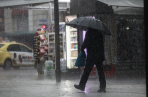 Καταιγίδα και άνδρας με ομπρέλα 