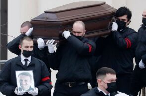 Ρωσία - κηδεία Ναβάλνι: Χιλιάδες υποστηρικτές του συγκεντρώθηκαν στην εκκλησία για τη νεκρώσιμη ακολουθία. 