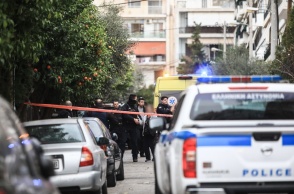 Αστυνομικοί και πολίτες στο σημείο της δολοφονίας του 39χρονου από τον 64χρονο πεθερό του και αυτόχειρα στη Νίκαια