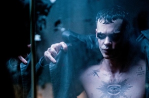 The Crow: Οι πρώτες φωτογραφίες από το reboot της ταινίας με τους Bill Skarsgård και FKA Twigs - Τι δηλώνει ο σκηνοθέτης Rupert Sanders