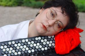 «Μια Γέφυρα Μουσικής Πάνω από τη Συγγρού, vol.9»: Η αρκοντεονίστα Άρτεμις Βαβάτσικα μιλάει για τη συμμετοχή της στην εκδήλωση