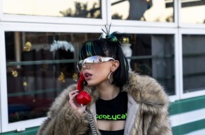 H τραγουδίστρια της Gen Z απαντά σε 33 ερωτήσεις για την Αθήνα