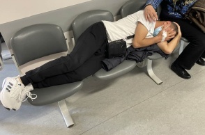 Ασθενής ξαπλωμένος σε καρέκλες νοσοκομείου 