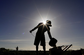 Εργάτης πάνω από μηχάνημα με τον ήλιο κόντρα