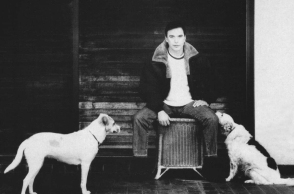 O Γιώργος Μαρίνος με τα αγαπημένα του σκυλιά