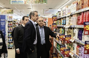 Ο Κυριάκος Μητσοτάκης σε σούπερ μάρκετ 
