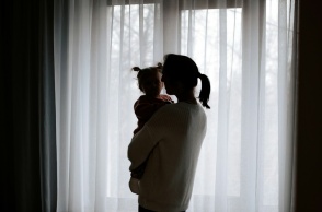 Γυναίκα κρατά στην αγκαλιά της ένα μικρό κοριτσάκι