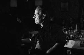 Ο Γιώργος Φλωράκης αποχαιρετά τον συγγραφέα και δημοσιογράφο Δημήτρη Φύσσα.