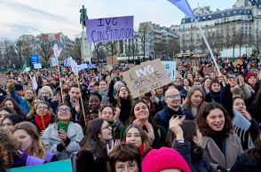 Δικαίωμα στην άμβλωση: Όταν η Ιστορία έχει κέφια επιστρέφει στο... Παρίσι