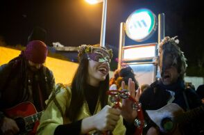 Απόκριες στην Αθήνα: Αναλυτικά το πρόγραμμα των εκδηλώσεων στις γειτονιές της πόλης έως την Κυριακή 10 Μαρτίου.