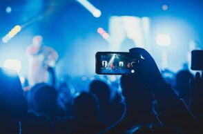 Υπέρ του νομοσχεδίου του ΥΠΠΟ για την προστασία και την ενίσχυση του ελληνόφωνου τραγουδιού πάνω από 150 Έλληνες καλλιτέχνες.