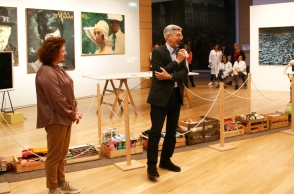 Η Συραγώ Τσιάρα και ο Αλέξης Κανιάρης στην "Αστυγραφία' μπροστά στην εγκατάσταση "Arrivederci Willkomen" του Βλάση Κανιάρη