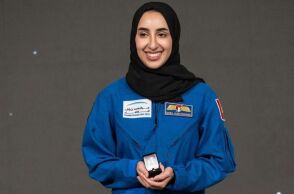 Διάστημα: Η αστροναύτης από τα Ηνωμένα Αραβικά Εμιράτα Νόρα Αλ Ματρούσι ετοιμάζεται για προσελήνωση - Ειδική στολή με χιτζάμπ κατασκευάζει η NASA.