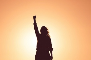 Γυναίκα με υψωμένο το χέρι 