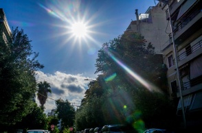 Ηλιοφάνεια και λίγα σύννεφα στον αττικό ουρανό