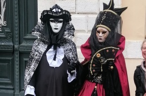 Στιγμιότυπο από προηγούμενες εμφανίσεις στο βενετσιάνικο καρναβάλι της Κέρκυρας