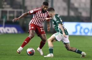 Παίκτης του Ολυμπιακού με παίκτη του Παναθηναϊκού σε φάση κατά τη διάρκεια αγώνα