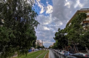 Σύννεφα πάνω από κεντρικό δρόμο της Νέας Σμύρνης