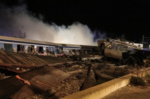 Στιγμιότυπο από τις πρώτες ώρες μετά το πολύνεκρο σιδηροδρομικό δυστύχημα στα Τέμπη