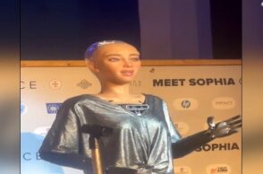 Το ρομπότ Sophia μίλησε ελληνικά σε Συνέδριο στη Ναύπακτο