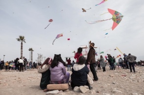 Παιδιά ντυμένα αποκριάτικα φορούν τις στολές τους και πετούν χαρταετό την Καθαρά Δευτέρα