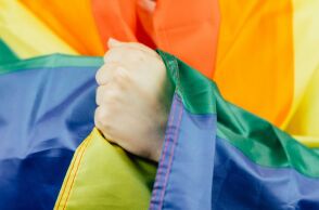 Ρωσία: Πρόστιμο σε δύο γυναίκες επειδή δημοσίευσαν βίντεο με το φιλί τους - Κρίθηκαν ένοχες για «προπαγάνδα υπέρ των μη παραδοσιακών σχέσεων».