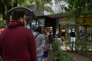 Ουρά για την ανάληψη χρημάτων από ΑΤΜ