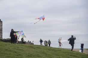 Καθαρά Δευτέρα - Γονείς με τα παιδιά τους πετούν χαρταετό