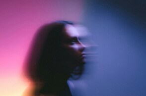 Κορίτσι σε μία λήψη που δείχνει την εικόνα να τρέμει - Εικόνα που παραπέμπει σε σύγχυση