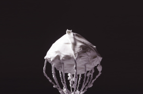 Το αφρώδες γλύκισμα από ζάχαρη και ασπράδι αυγού