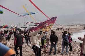 Το πέταγμα του χαρταετού στον Πειραιά ανήμερα την Καθαρά Δευτέρα