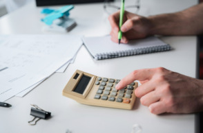 Μεσήλικες, φτωχοί και χρεωμένοι