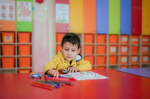 Παιδάκι σε τάξη νηπιαγωγείου