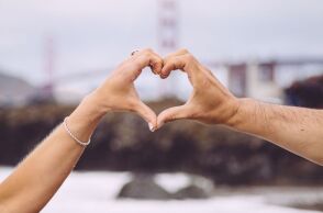 Ποιοι γιορτάζουν σήμερα 18 Μαρτίου; Το εορτολόγιο της Athens Voice σου τους θυμίζει. Μην ξεχάσεις να τους δώσεις τις καλύτερες ευχές σου!