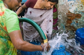 Καύσωνες και ξηρασία προκαλούν λειψυδρία στην Ινδία. Οι κάτοικοι αναγκάζονται να προμηθευτούν νερό από βυτιοφόρο στην παραγκούπολη Kusumpur Pahari στο Νέο Δελχί, κατά τη διάρκεια του καύσωνα του 2022