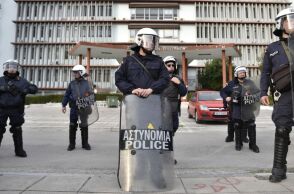 Θεσσαλονίκη: Οι 49 προσαγωγές μετατράπηκαν σε συλλήψεις μετά την επέμβαση της αστυνομίας στη Σχολή Θετικών Επιστημών του ΑΠΘ.