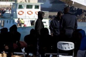 Ισπανία: Συνελήφθησαν τρία άτομα που πέταξαν μετανάστες στη θάλασσα, με αποτέλεσμα πέντε από αυτούς να πνιγούν.