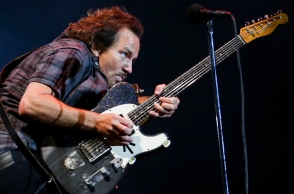 O Eddie Vedder, frontman των Pearl Jam, μίλησε για τις ομοιότητες του κοινού της Taylor Swift με το punk rock.