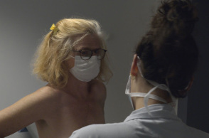 Η Κλαιρ Σιμόν διαγνώστηκε με καρκίνο και φιλμάρισε την όλη διαδικασία στο ντοκιμαντέρ της «Το Σώμα μας»