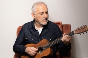 Νίκος Πορτοκάλογλου: Συνέντευξη για το νέο του άλμπουμ, το Μουσικό Κουτί, τα τραγούδια του και τη ζωή του.